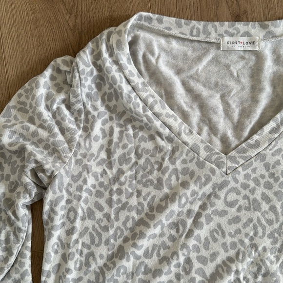 Leopard vneck - Picture 3 of 3